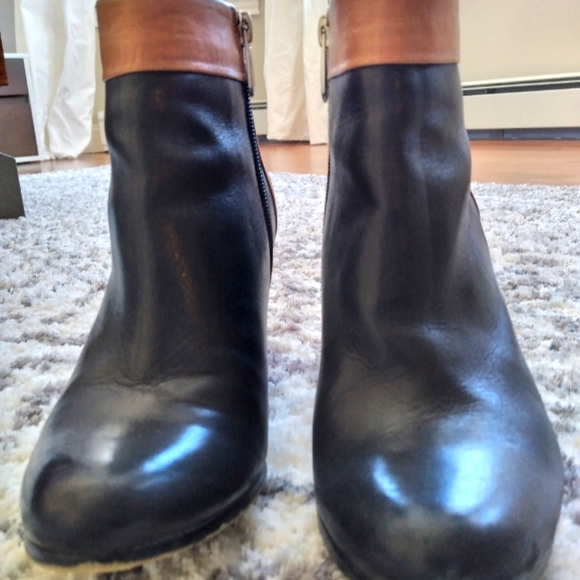 Size 6 Sam Edelman dual tone booties - Picture 1 of 5